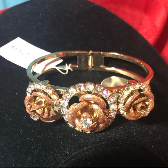 NWT Betsey Johnson Rose Hinge Bracelet - Picture 8 of 8